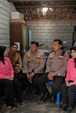 Kapolres Kediri Sambangi Marfel, Bocah 11 Tahun yang Rawat Ibunya