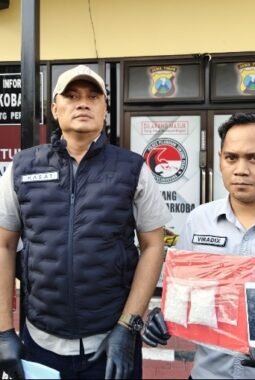 Polres Pelabuhan Tanjung Perak Amankan Tersangka Kurir bawa 100,72 gram Sabu